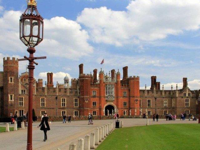 Get a fully trained, supportive, and licensed tour guide for the Windsor Castle tours