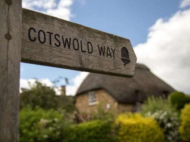 London Country Tours presents Private guided tours Cotswolds with door-to-door pickups